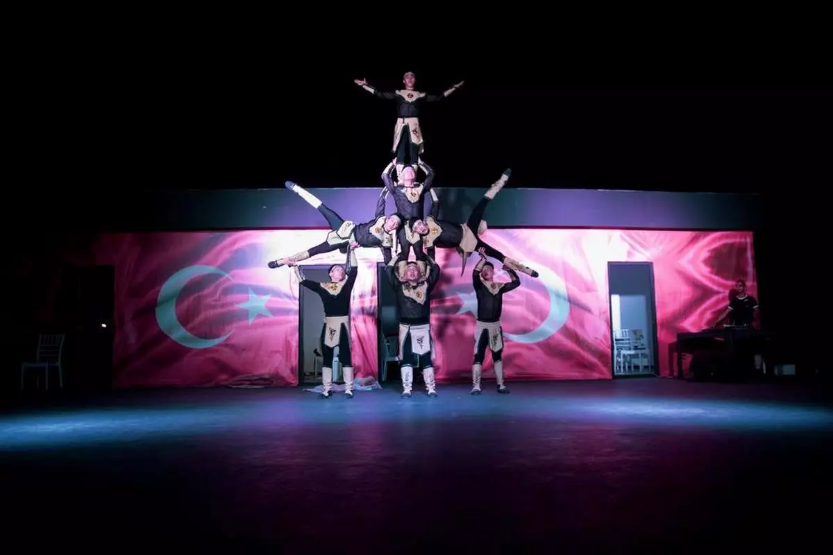 83217lara family star entertainment.jpg 83217lara family star entertainment.jpg